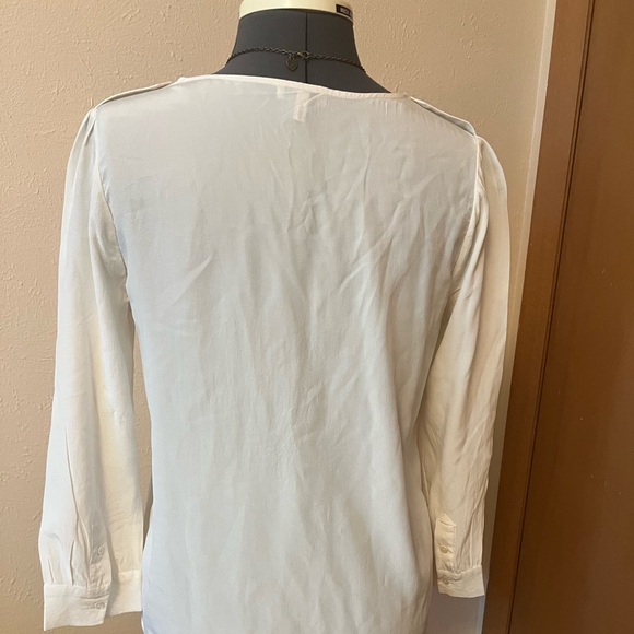 Beautiful joie silk blouse. - Picture 2 of 5